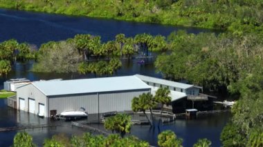 Florida yerleşim bölgesinde Ian kasırgası yüzünden endüstriyel iş deposunu su basmış. Doğal afetin sonuçları..