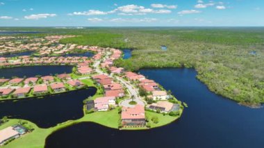 Florida yerleşim bölgesindeki Ian kasırgası yüzünden evleri sel basmış. Doğal afetin sonuçları..