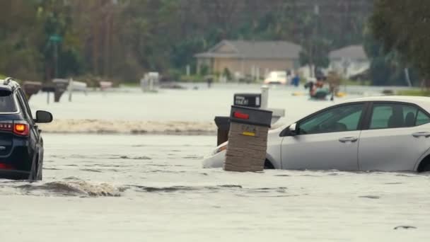 飓风伊恩登陆后 佛罗里达州居民区被洪水淹没的城镇街道上 被困的汽车被淹没在水下 自然灾害的后果 — 图库视频影像