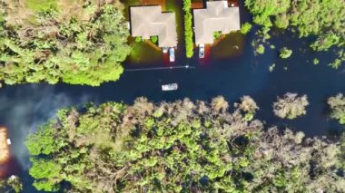 Florida yerleşim bölgesindeki Ian kasırgasından sonra evlerin etrafını su basmış. Doğal afetin sonuçları..