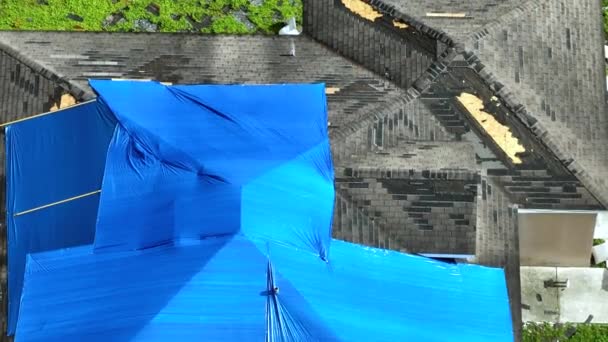 허리케인 이안은 아스팔트 대상포진을 때까지 나가는 방지하는 플라스틱 방수포로 지붕을 — 비디오
