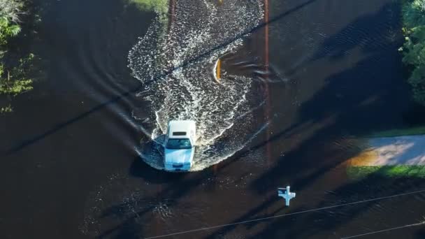 ハリケーン イアンは動きのある車で通りを浸水させ フロリダの住宅地の水の家に囲まれた 自然災害の結果 — ストック動画