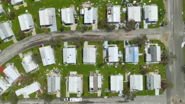 严重受损于飓风伊恩在佛罗里达州移动住房住宅区的房屋 自然灾害的后果 — 图库视频影像