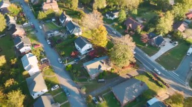 Güney Carolina 'da yoğun inşa edilmiş konut evlerinin yukarıdan görünüşü. Amerikan banliyölerinde emlak gelişimine örnek olarak Amerikan evleri.