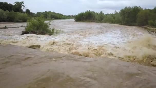 Широкая Грязная Река Грязной Водой Период Наводнений Время Сильных Дождей — стоковое видео