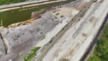 Amerikan otoyolunun hareket halindeki havadan görüntüsü. Yol altyapısının geliştirilmesi.