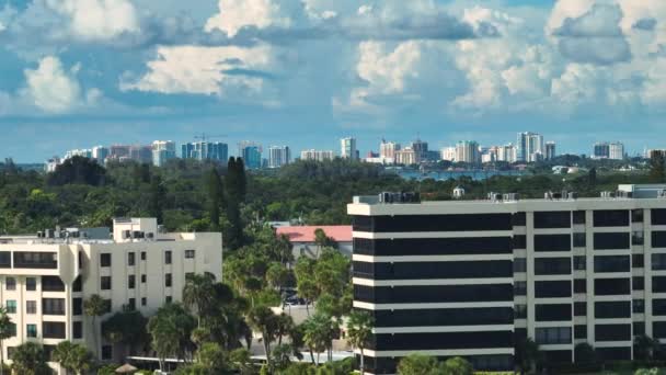 Flygfoto Över Amerikanska Sarasota Stad Florida Usa Med Höga Skyskrapor — Stockvideo