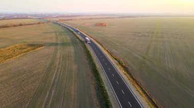 Kargo kamyonunun otobanda mal taşırken hava görüntüsü. Teslimat ulaşım ve lojistik kavramı.