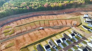Güney Carolina 'da sıkıca sarılmış yeni evleri olan inşaat alanının havadan görüntüsü. Amerikan banliyölerinde emlak gelişimine örnek olarak aile evleri.
