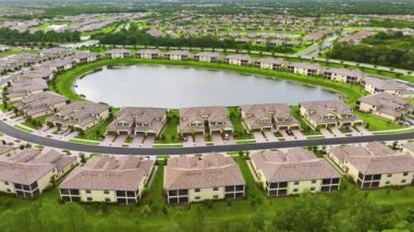 Florida 'nın kapalı banliyö bölgesindeki su baskınlarını önlemek için sıkıca yerleştirilmiş aile evlerinin hava görüntüsü. Amerikan banliyölerinde gayrimenkul geliştirme.