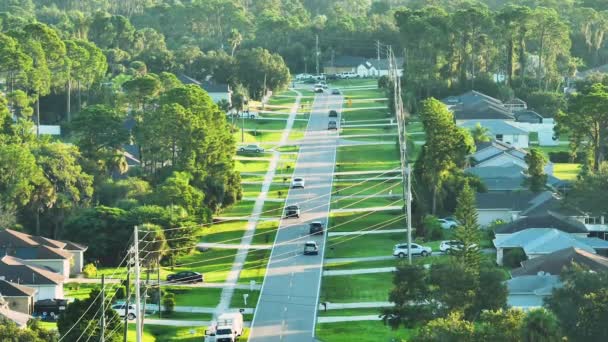 Küçük Bir Kasabada Sokak Trafiğinin Hava Görüntüsü Florida Sakin Yerleşim — Stok video
