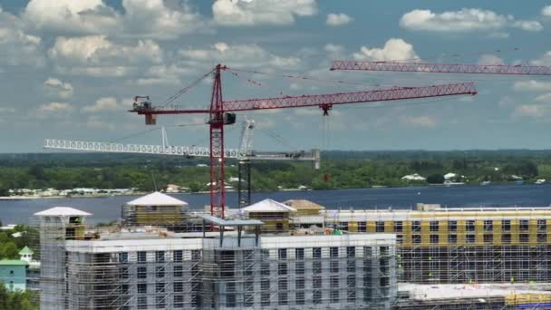 Luftaufnahme Von Turmdrehkranen Und Rahmenkonstruktion Hoher Wohnhäuser Auf Der Baustelle — Stockvideo