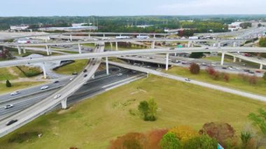 Hızlı araba ve kamyonlarla Amerikan otoyolu kavşağı. ABD ulaşım altyapısının üstünden görüntüle.