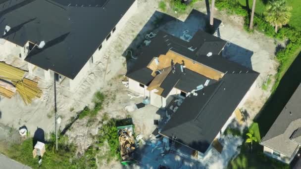 Luftaufnahme Von Arbeitern Die Privaten Wohnhäusern Arbeiten Die Holzdächer Mit — Stockvideo