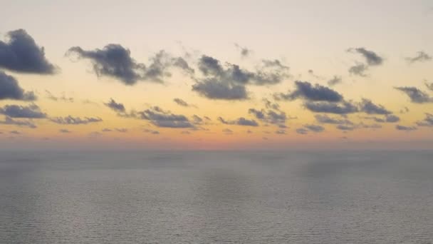 Драматическое Ярко Красное Небо Рассвете Океана Мягкие Вечерние Облака Над — стоковое видео