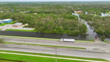 Florida yerleşim bölgesinde Ian kasırgası ile sel basmış evler. Doğal afetin sonuçları..