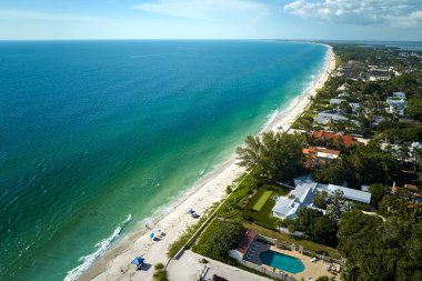 Florida 'nın güneybatısındaki Gasparilla Adası' ndaki Boca Grande kasabasındaki pahalı yerleşim yerlerinin hava manzarası. Amerikan banliyölerinde emlak gelişimine örnek olarak Amerikan rüya evleri.