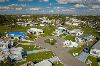 Florida yerleşim bölgesindeki Ian kasırgasından sonra ağır hasar görmüş mobil evler. Doğal afetin sonuçları..