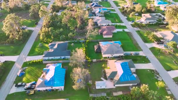 Furacão Ian Danificou Telhados Casa Cobertos Com Lona Plástica Protetora — Vídeo de Stock