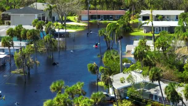 独木舟漂浮在被飓风伊恩淹没的街道上 佛罗里达州居民区的洪水淹没了房屋 自然灾害的后果 — 图库视频影像