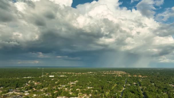 暴雨来临前 在乡村地区上空形成了乌云 形成了险恶的景象 — 图库视频影像