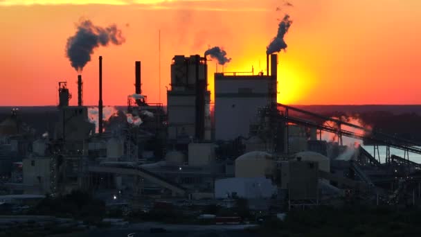 Große Fabrikstruktur Mit Rauch Aus Dem Produktionsprozess Steigt Auf Und — Stockvideo