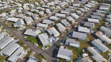 Florida gezici ev bölgesinde Ian kasırgasından sonra ciddi hasar görmüş evler. Doğal afetin sonuçları..