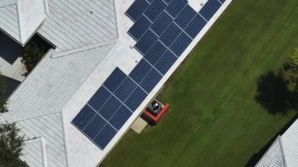 清潔な電気と回転Acファンの生産のための太陽電池パネルで覆われた屋根を持つ米国の普通の住宅 省エネのための自立住宅への投資の概念 — ストック動画
