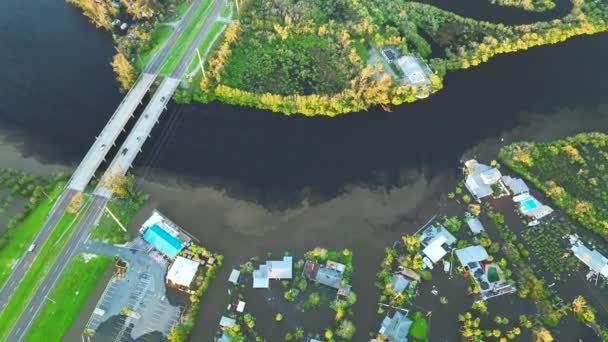 フロリダ州の住宅地でハリケーンイアン降雨洪水の水の家に囲まれて 自然災害の結果 — ストック動画