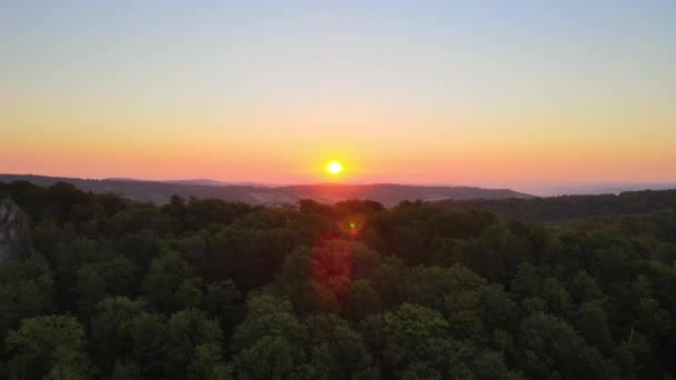 Karanlık Orman Ağaçları Parlak Yaz Günbatımında Geniş Kayalık Oluşumlar Üzerinde — Stok video