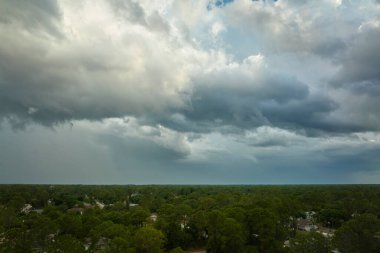 Kasaba üzerinde sağanak fırtınadan önce fırtınalı gökyüzünde oluşan kara uğursuz bulutların manzarası..