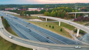 Amerikan otoyolunun hızlı giden araba ve kamyonlarla kesiştiği hava manzarası. ABD ulaştırma altyapı kavramı.
