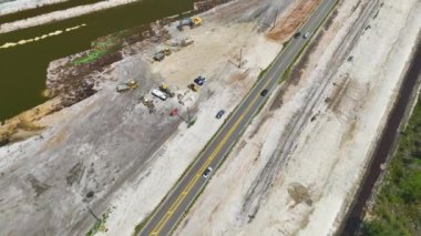 Amerikan otoyolunun hareket halindeki havadan görüntüsü. Yol altyapısının geliştirilmesi.