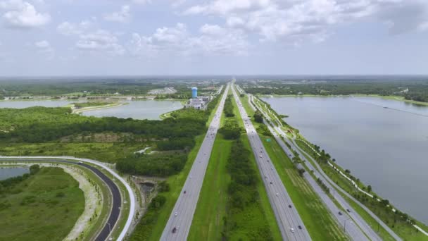 重い高速移動トラフィックと忙しいアメリカの高速道路の空中ビュー 州間輸送の概念 — ストック動画
