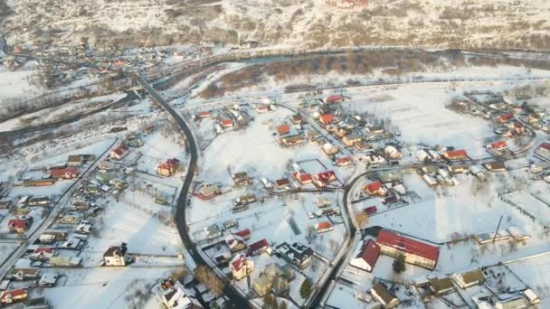 冬季在城郊郊区带积雪屋顶的民房间开车的空中景观 — 图库视频影像