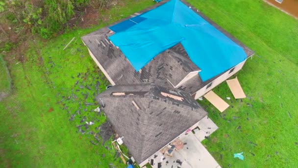 지진으로 피해를 이안의 지붕은 아스팔트 조각을 때까지 나가는 방지하는 방수포로 — 비디오