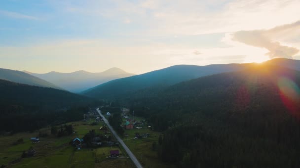 Letecký Pohled Zamlžený Večer Nad Malými Horskými Vesnickými Domky Mezi — Stock video