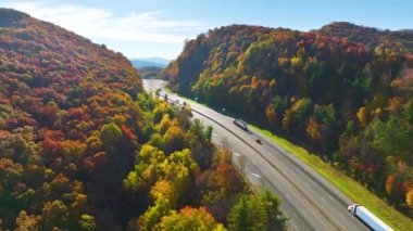 Kuzey Carolina 'daki I-40 otobanından Asheville' e giden Golden Fall 'daki Appalachian Dağları' na giden hareket eden kamyon ve arabalarla. Eyaletler arası ulaşım kavramı.