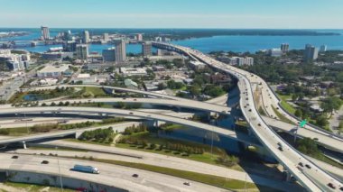 Jacksonville şehrinin hava manzarası. Yüksek ofis binaları ve hızlı hareket eden araba ve kamyonlarla Amerikan otoyolu kavşağı. ABD ulaştırma altyapı kavramı.