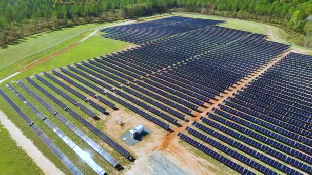 Luchtfoto Van Een Grote Duurzame Elektriciteitscentrale Met Rijen Fotovoltaïsche Zonnepanelen — Stockvideo