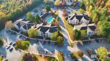 Sonbahar mevsiminde Güney Carolina banliyölerinde sarı ağaçlar arasındaki yeni apartman dairelerinin hava manzarası. Amerikan banliyölerinde gayrimenkul geliştirme.