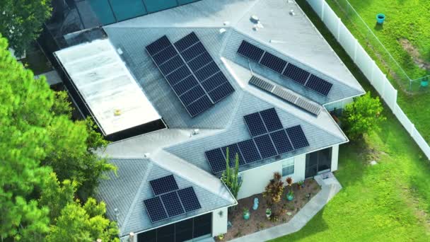 用蓝色太阳能光电面板拍摄的美国普通家庭屋顶的空中景观 用于生产清洁的生态电能 可再生能源 零排放概念 — 图库视频影像