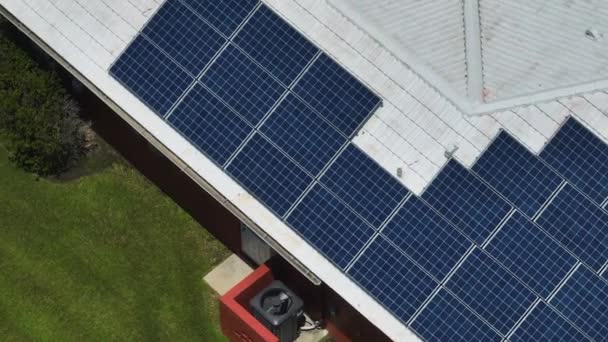 Luftfoto Regelmæssig Amerikansk Hjemmetag Med Blå Solcellepaneler Til Produktion Ren – Stock-video