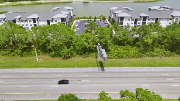 Вид Повітря Житлові Багатоквартирні Будинки Поблизу Зайнятого Американського Шосе Важким — стокове відео