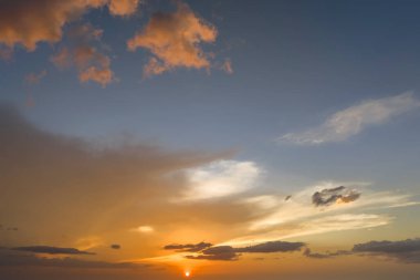 Renkli akşam manzarası yumuşak pastel renkli bulutlar suluboya günbatımı gökyüzünde. Soyut doğa arkaplanı.