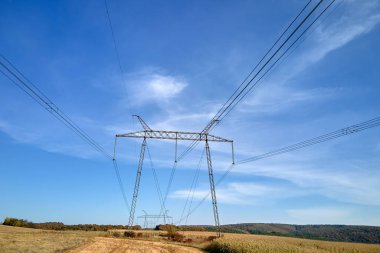 Yüksek voltajlı elektrik kablolarına sahip çelik sütun uzun mesafeli kablolardan elektrik enerjisi iletiyor..