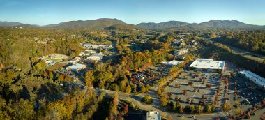 Otoparkta park yeri ve park yerleri için çizgiler ve işaretler olan bir sürü park etmiş aracın olduğu Amerikan marketinin manzarası. Bir alışveriş merkezinin önünde araçlar için yer.