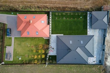 Seramik kiremitlerle kaplı çatısı olan özel bir evin havadan görüntüsü. Gayrimenkul konseptine yatırım.