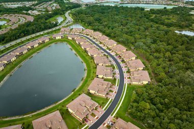 Florida 'da göl suyu olan kapalı yaşam kulüplerinin hava manzarası. Amerikan banliyölerinde emlak gelişimine örnek olarak aile evleri.