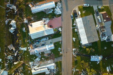 Florida yerleşim bölgesindeki Ian kasırgasından sonra ağır hasar görmüş mobil evler. Doğal afetin sonuçları..